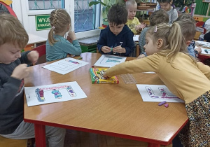Dzieci wyklejają plasteliną litery
