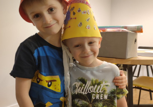 Chłopcy w czarodziejskich kapeluszach wykonanych z papieru.