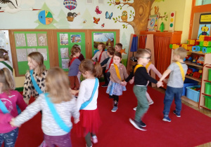 Dzieci tańczą w kolorowych kołach.