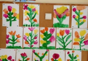 Prace plastyczne dzieci- kwiaty malowane farbami.