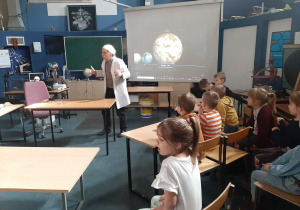 Dzieci oglądają film o kosmosie.