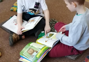 Dzieci przeglądają książki w bibliotece.