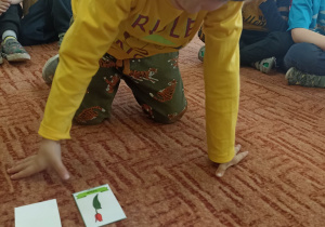 Dziecko odkrywa kartę z memory