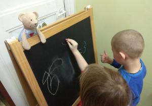 Dzieci rysują na tablicy