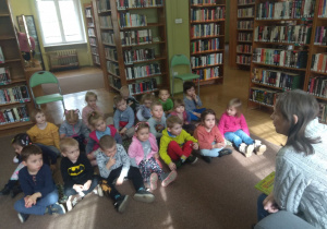 Dzieci słuchają opowiadania.