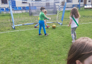 Dzieci grają mecz piłki nożnej.