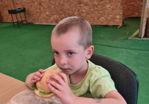 Chłopiec je kanapkę