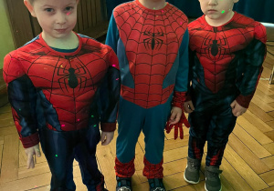 Trzech chłopców przebranych za spidermena