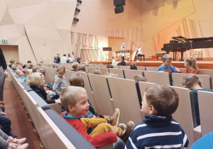 Dzieci w sali muzycznej.