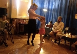Mama z córką tańczą.