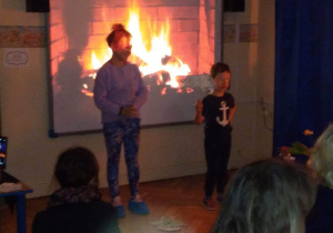 Dzieci prezentują wiersz
