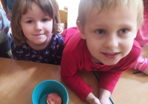 Dzieci wykonały wulkan z cytryny