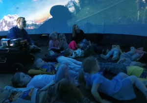 Dzieci w mobilnym planetarium.