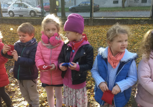 Grupa dzieci trzyma woreczki gimnastyczne.
