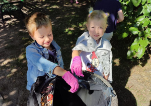 Dzieci wrzucają śmieci do kosza.