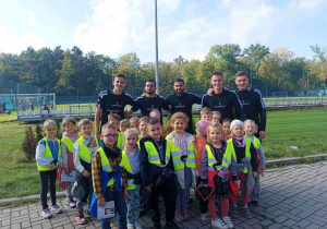 Dzieci z piłkarzami na stadionie ŁKS.