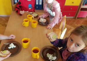 Dzieci jedzą II śniadanie.