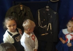 Dzieci oglądają mundury