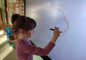 Dzieci wykonują mapę myśli na tablicy interaktywnej.