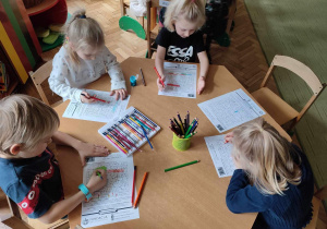 Dzieci kolorują kolorowankę według kodu