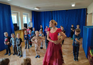 Dzieci uczą się tańca od tancerek.
