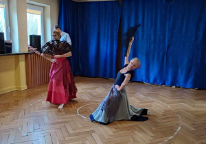 Pokaz tańca w wykonaniu tancerek z Teatru Wielkiego.