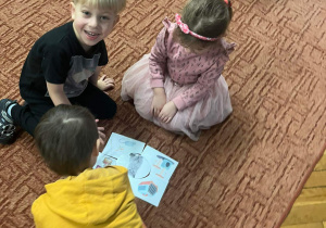 Dzieci układają puzzle w grupach .