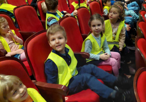 Dzieci siedzą na fotelach w Teatrze Muzyczym.