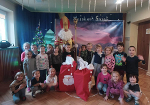 Grupa dzieci i święty Mikołaj .