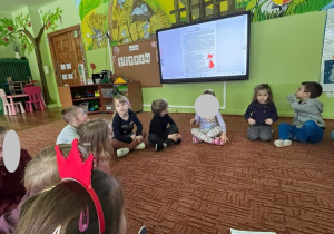 Dzieci słuchają opowiadania o rudym lisku.