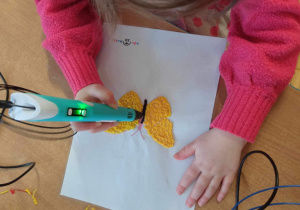 Dzieci tworzą grafiki za pomocą długopisu 3D