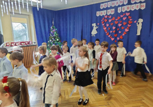 Taniec z wstążkami w wykonaniu dzieci.