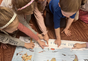 Dzieci pracują z mapą świata.