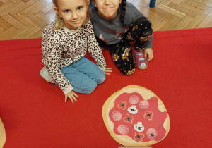 Dzieci układają składniki na pizzy według kodu.