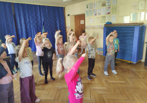 Dzieci naśladują chwyty karate.