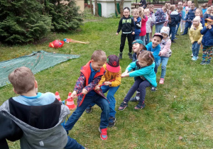 Dzieci przeciągają linę.